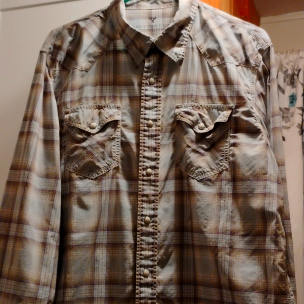 Men's size XL snap button up shirt.